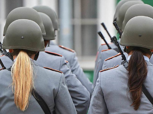 Begehrt: Die Bundeswehr will mehr Frauen.  | Foto: dpa