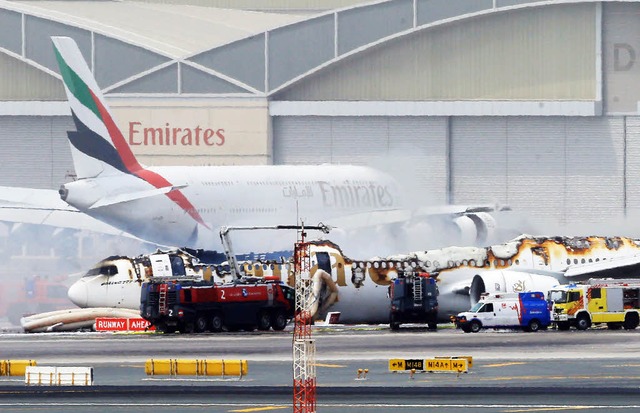 Eine Emirates-Maschine ist in Dubai vo...gekommen und anschlieend ausgebrannt.  | Foto: dpa