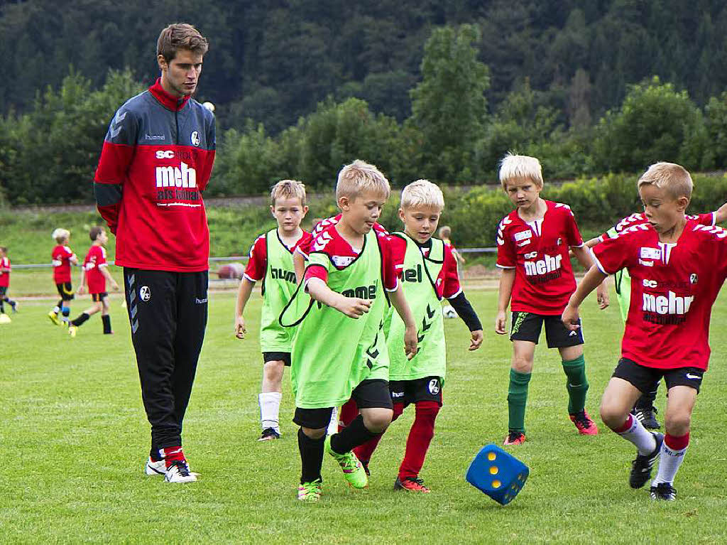 Einen Wrfel als Ball verwenden – das ist nicht nur lustig, sondern strkt auch das Ballgefhl.