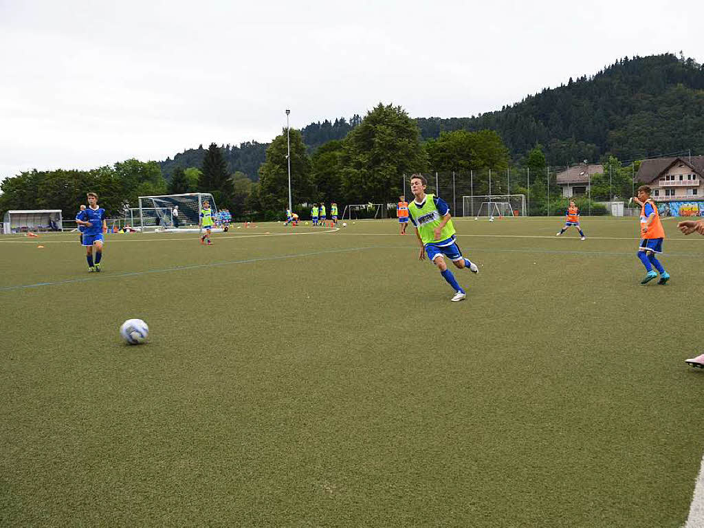 In Waldkirch trainieren ehemalige Spitzenfuballer mit den Kindern.
