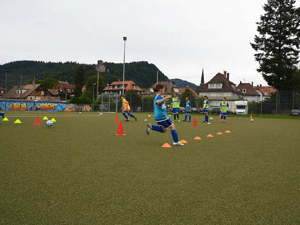 In Waldkirch trainieren ehemalige Spitzenfuballer mit den Kindern.