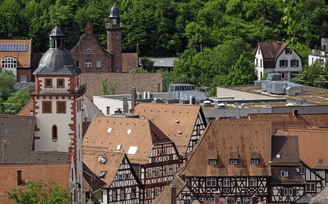 Kuschelig: Mosbach mit  Rathausturm un...wie am Palm&#8217;schen Haus (links).   | Foto: Rolf Mller