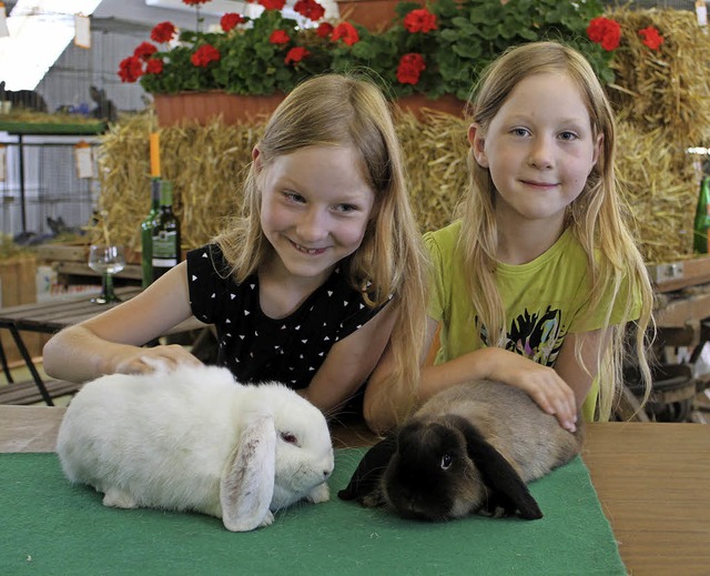 Die  Romina (links) und  Lisa-Marie finden die  Kaninchen rundum kuschelig.  | Foto: Adelbert Mutz