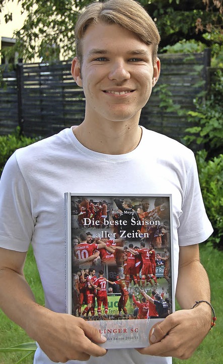 Robin Meyer mit seinem neuesten Buch, der Chronik ber den BSC-Aufstieg   | Foto: cri