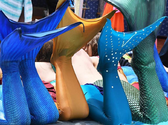 Mermaiding nennt sich die Trendsportar...en und Mnner in Nixenkostme kleiden.  | Foto: dpa