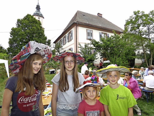 Carla, Miriam, Caro und Jana bastelten sich Sommerhte.   | Foto: F. Leonhardt