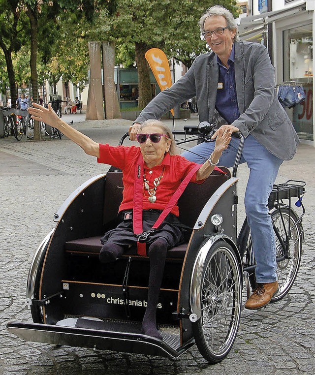 Hurra, es hat geklappt: Heimleiter Rd...sten Ausfahrt mit der Fahrradrikscha.   | Foto: Wolfgang Beck