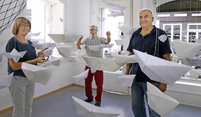 Kunstaktion mit Booten in der Galerie ...er, Walter Fugmann und Heinz  Kneile.   | Foto: Heidi Fssel