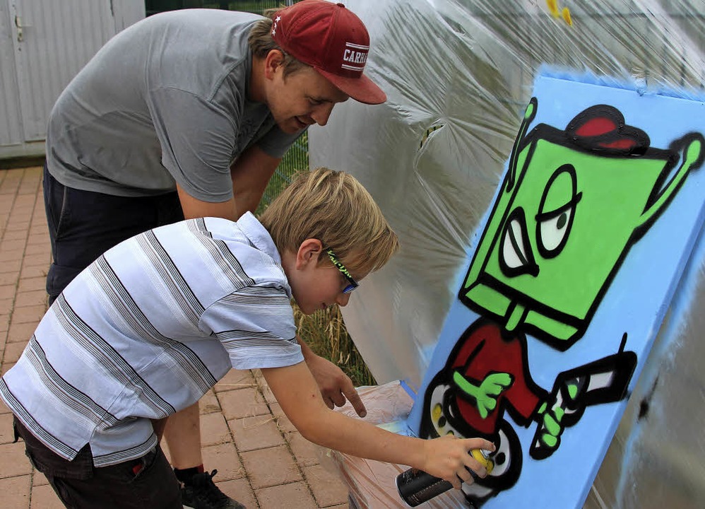 Kreativitt im Ferienprogramm: Kurslei...ge Tipps zur Vollendung seines Bildes.  | Foto: Cremer