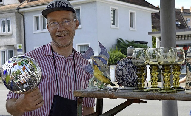 Werner Strommayer hat geglaubt, dass sich die Rosenkugeln besser verkaufen.   | Foto: Horatio Gollin