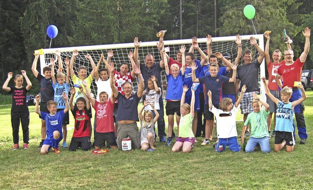 Die Schlagballmannschaften feierten sich am Ende des Sommerhocks selbst.   | Foto: Peter Vogelbacher