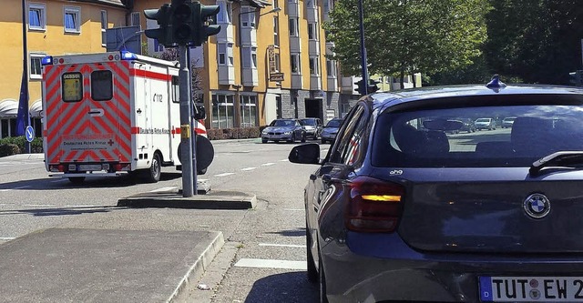 Ein Rettungswagen im Einsatz muss sich... zum Arena anhlt, seinen Weg suchen.   | Foto: Christian  Kramberg/Heidi Fssel (Archiv)