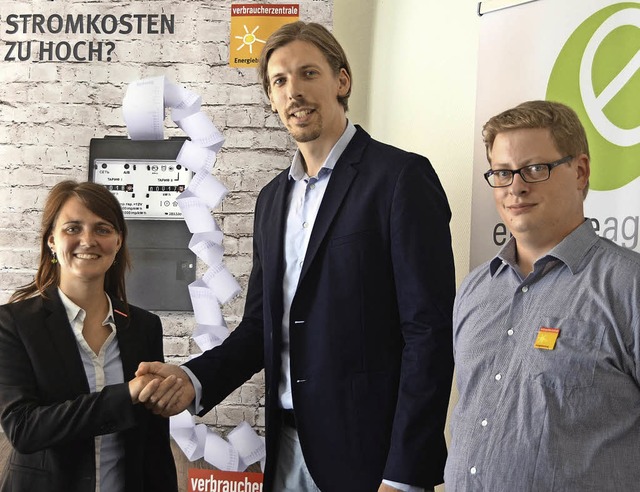 Shakehands (von links): Meike Militz (...tur) und Energieberater Martin Jrgens  | Foto: Mark Alexander