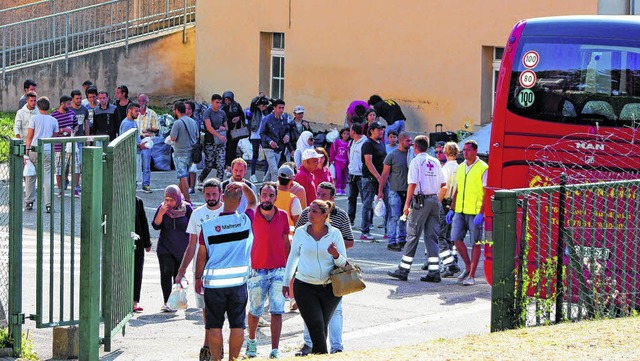 Sommer 2015: Die Flchtlinge kommen au...asernengelnde in Donaueschingen an.    | Foto: privat