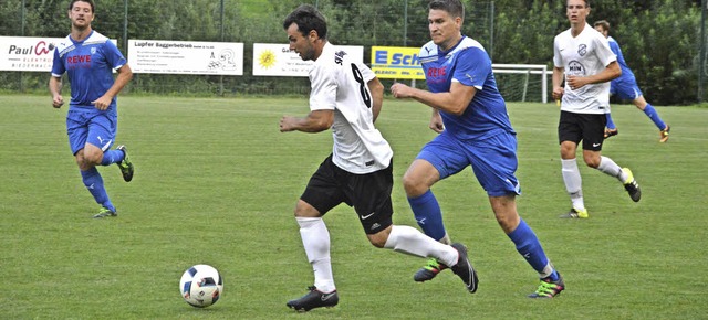 Das  Testspiel gegen Kollmarsreute kon...iederbacher (weie Trikots) gewinnen.   | Foto: Tobias Winterhalter