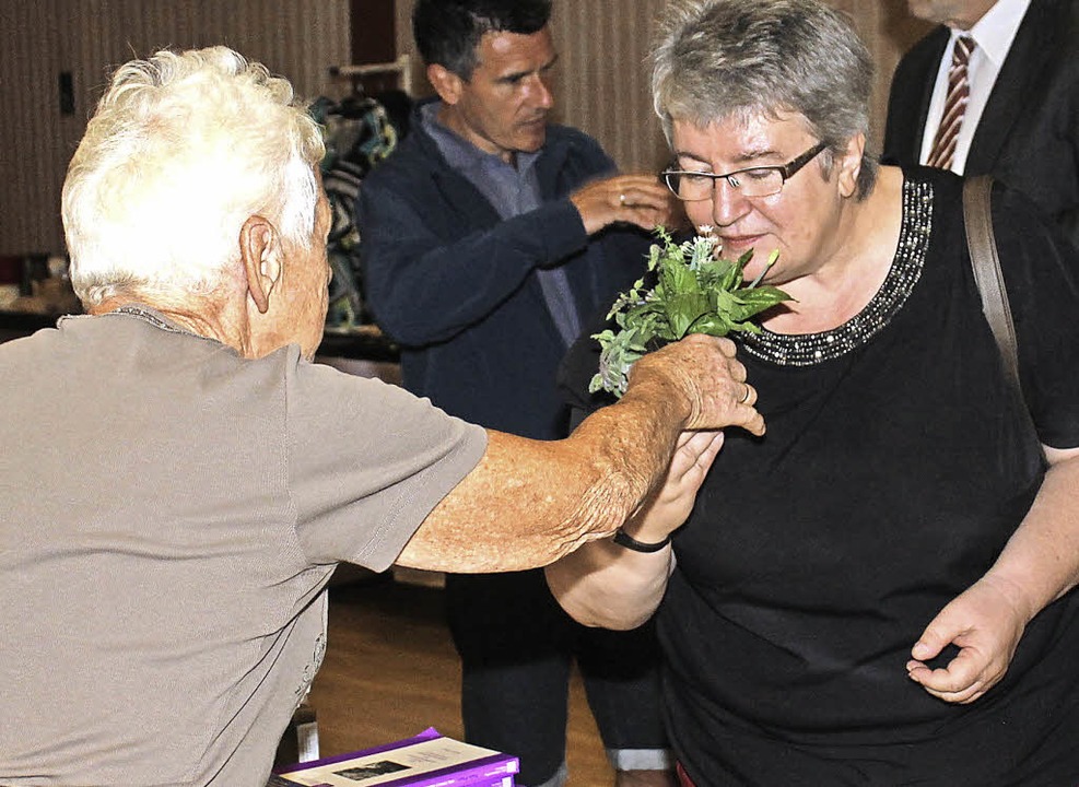 Bundestagsabgeordnete Gaby Schmidt sch...r 80-jhrigen Buchautorin Paula Flum.   | Foto: lib
