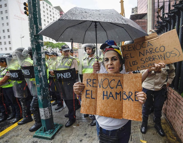 Protest der Opposition gegen Hunger un... herrschenden Sozialisten in Venezuela  | Foto: AFP