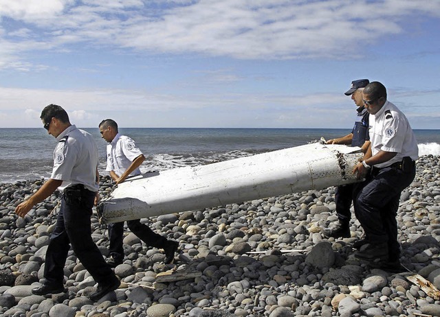 Ermittler finden auf La Runion  eine  Flgelklappe von MH370.   | Foto: dpa