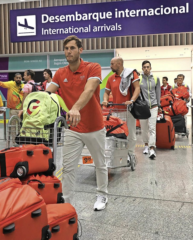 Die deutsche Delegation, mit Handballt... an der Spitze,  im Flughafen von Rio   | Foto: dpa