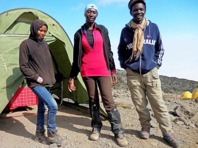 Yohana Tumaini (links) und Veronica Fabiani Temu (Mitte)  | Foto: dpa