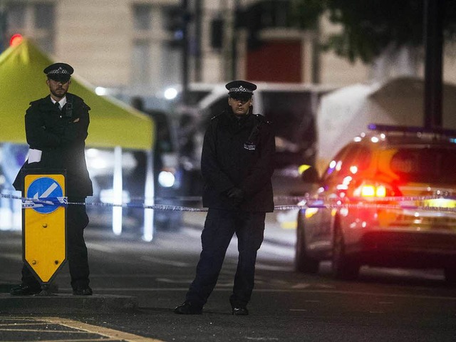 Polizisten sichern den Tatort in London ab.  | Foto: dpa