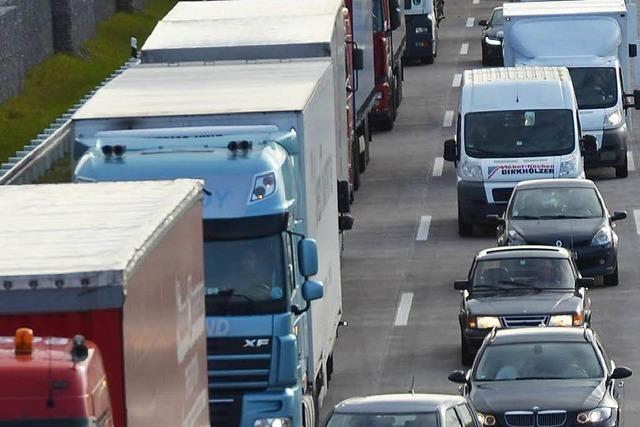 Umgekippter Kleinlaster blockiert A 5-Fahrbahn