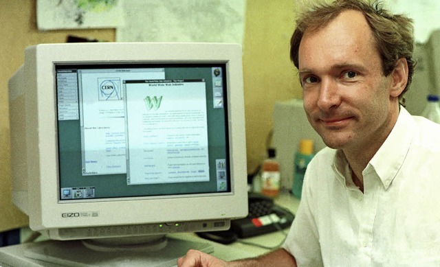Er hat&#8217;s erfunden, das Internet ...: Tim Berners-Lee mit frhen Webseiten  | Foto: CERN Genf /dpa