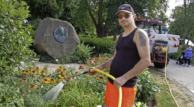 Bis zu 6000 Liter Wasser am Tag benti...ffentlichen Blumenanlagen zu gieen.   | Foto: Rderer