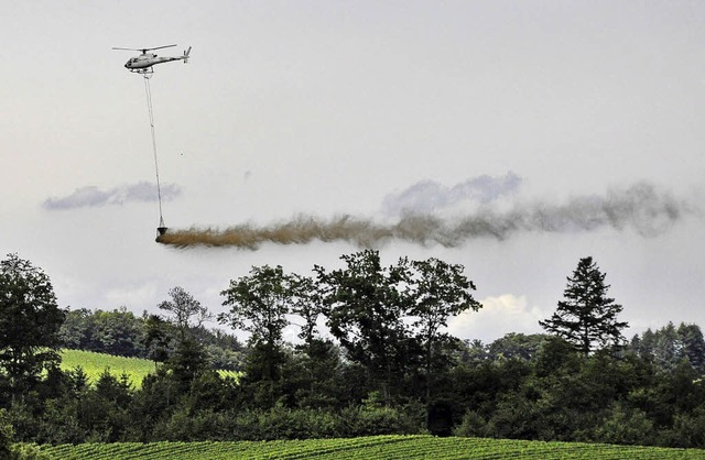 Ein Hubschrauber ist derzeit in Offenb...g im Einsatz und kalkt den Stadtwald.   | Foto: Sandra Martin