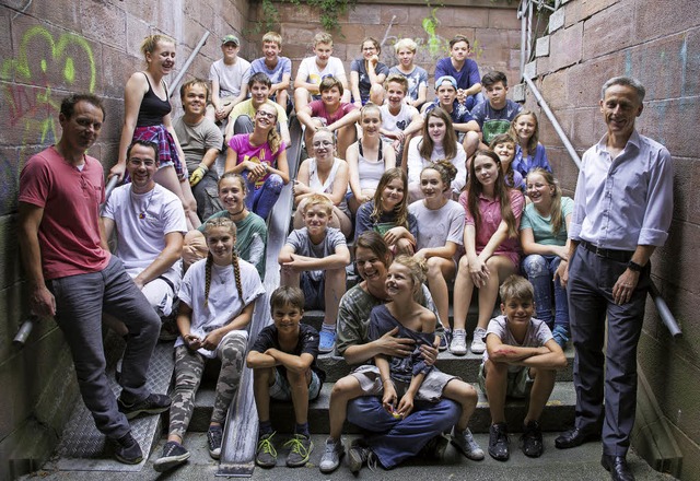 Stefan Dieterle (vorne links), Fachber... Wilke (rechts) mit den FES-Schlern.   | Foto: Stadt