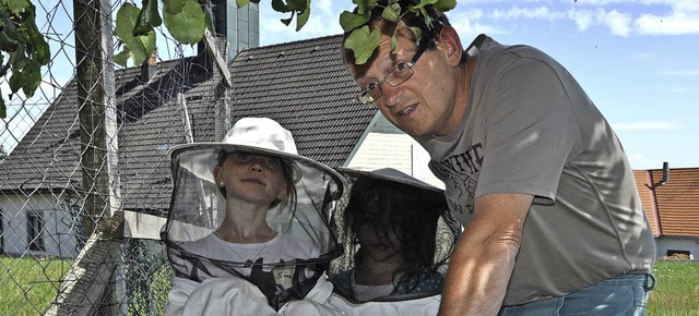 Michael Thoma erklrt, wie Bienen wohn...zt einen Blick in eine Bienenwohnung.   | Foto: Kirsten Lux