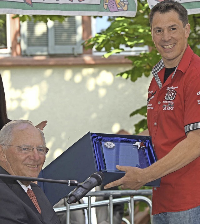Bundesfinanzminister Wolfgang Schuble... Ehrung zum Sportler des Jahres 2015.   | Foto: Deutsche Zollsporthilfe