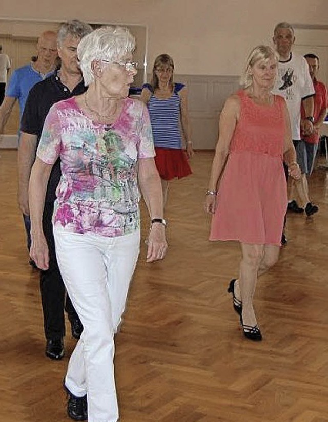 Rosemarie Pohl (vorne) hrt als bungs...n beim TSC Blau-Wei in Waldshut auf.   | Foto: Birgit Lieschke