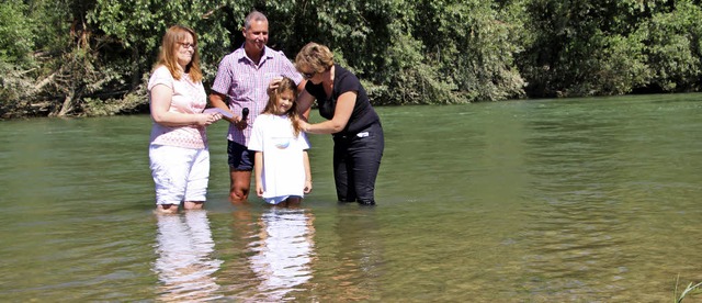 Gottesdienst mit Taufen im Rhein auf den Rheinwiesen bei Neuenburg.   | Foto: Privat