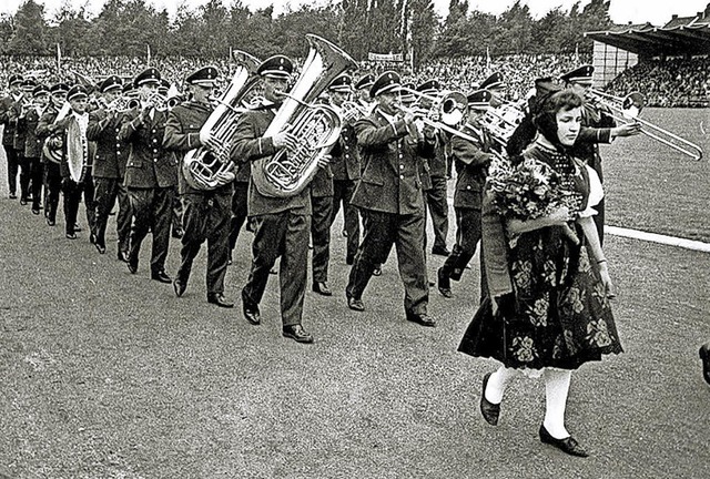 Vier Reihen, neun Glieder, 36 Musiker ... Lffingen vor 50 Jahren in Kerkrade.   | Foto: Privat