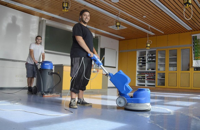 Saubermnner: Niklas Klttermann (link...chen beim Groputz in der Realschule.   | Foto: Tanja Bury