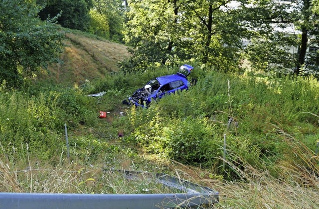 ber die Leitplanke und den Abhang  ob...ern. Einer der Insassen fand den Tod.   | Foto: Polizei