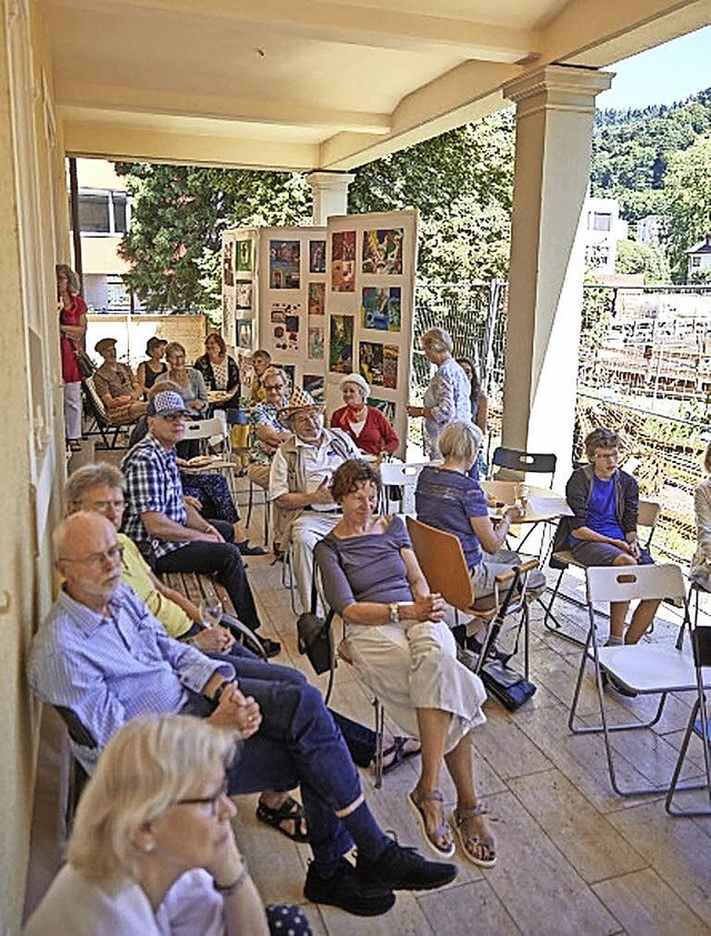 Kunstfreunde auf der Terrasse des Georg-Scholz-Hauses.   | Foto: Verein