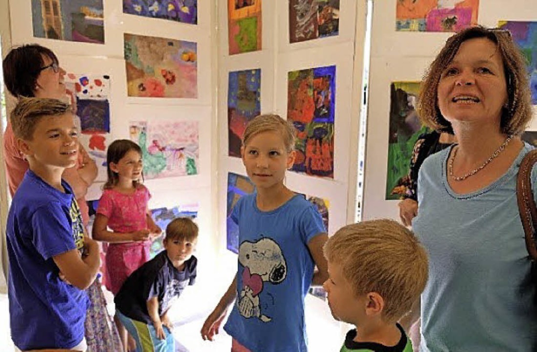 Kunstausstellung mit Arbeiten von Kindern verschiedener Schulen.  | Foto: Helga Bauer