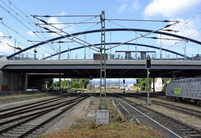 Dieser Oberleitungsmast wurde fr die ...zt, nun steht er dem Dreizack im Weg.   | Foto: Lauber