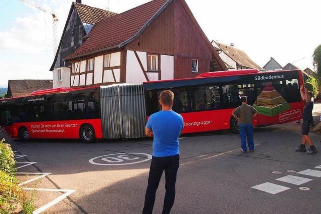 Bus bleibt in Kurve stecken und blockiert vier Stunden die Strae