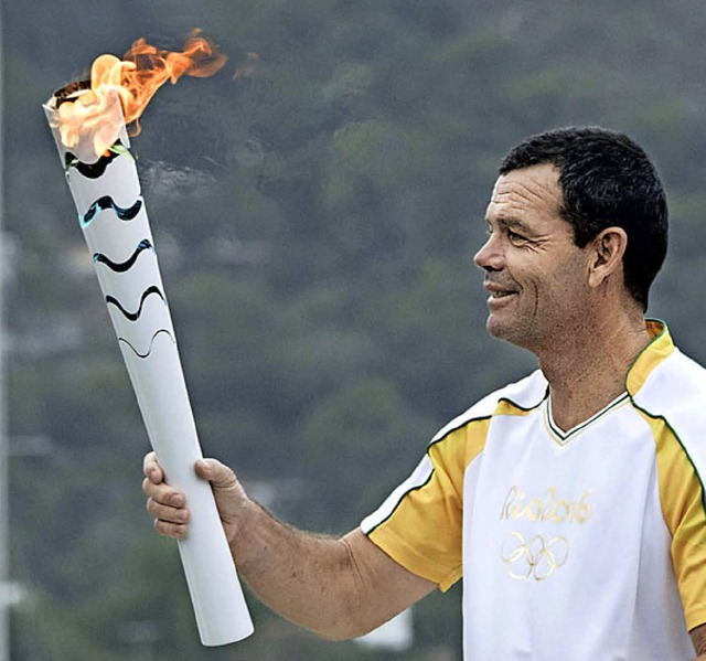 Ein brasilianischer Sportler  trgt das Olympische Feuer.   | Foto: AFP