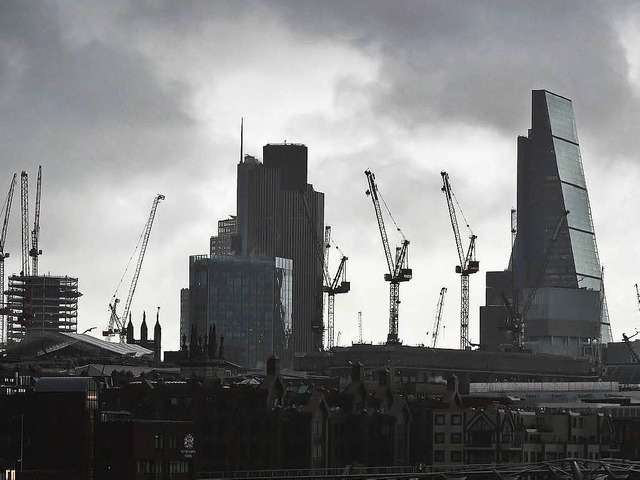 Dunkle Wolken ber Londons Bankenviertel  | Foto: dpa