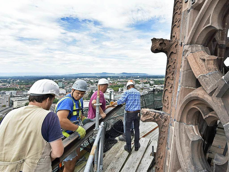 Schwerstarbeit: Die Eisentrger mssen zum Aufzug transportiert werden.  | Foto: Michael Bamberger