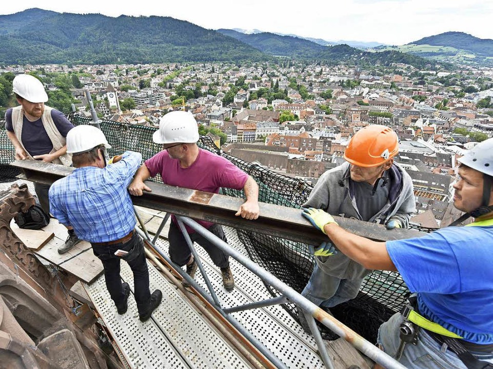 Die Sicht auf Freiburgs hchster Baustelle ist allerdings grandios.  | Foto: Michael Bamberger