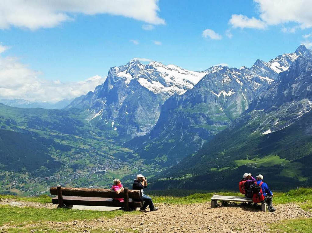 Eine kurze Rast mit Blick auf die Eigernordwand wird auf diesen Bnkle oft genutzt. Sie stehen aufm Panoramaweg zwischen Mnnlichen und Kleiner Scheidegg.Fotografen: Martina und Wilfried Promesberger,BZ Fotosommer, Thema: Reisen