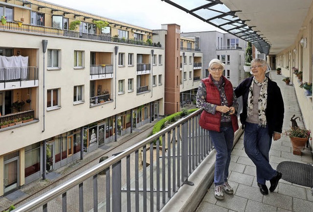 Die beiden Rentnerinnen fhlen sich im...eifenden Wohnprojekt fr Frauen wohl.   | Foto: Ingo Wagner/dpa