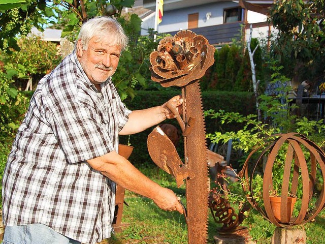 Eberhard Walter mit Skulpturen in seinem Garten  | Foto: Barbara Rderer