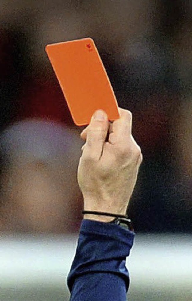 Ein Schiedsrichter zeigt einem Spieler die rote Karte.   | Foto: dpa