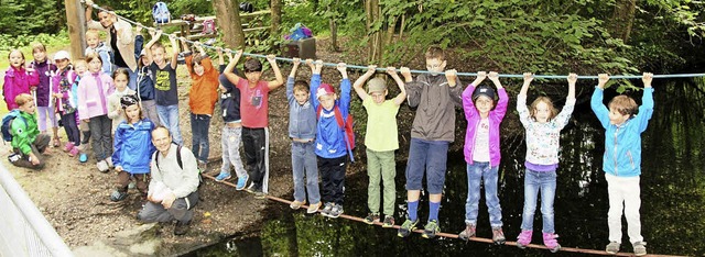 Kinder am Seil ber dem Bach beim Waldtag im Erlenschachenwald   | Foto: Horst DAvid